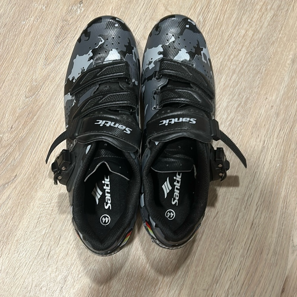 Santic cycling shoes (pelaton compatible)